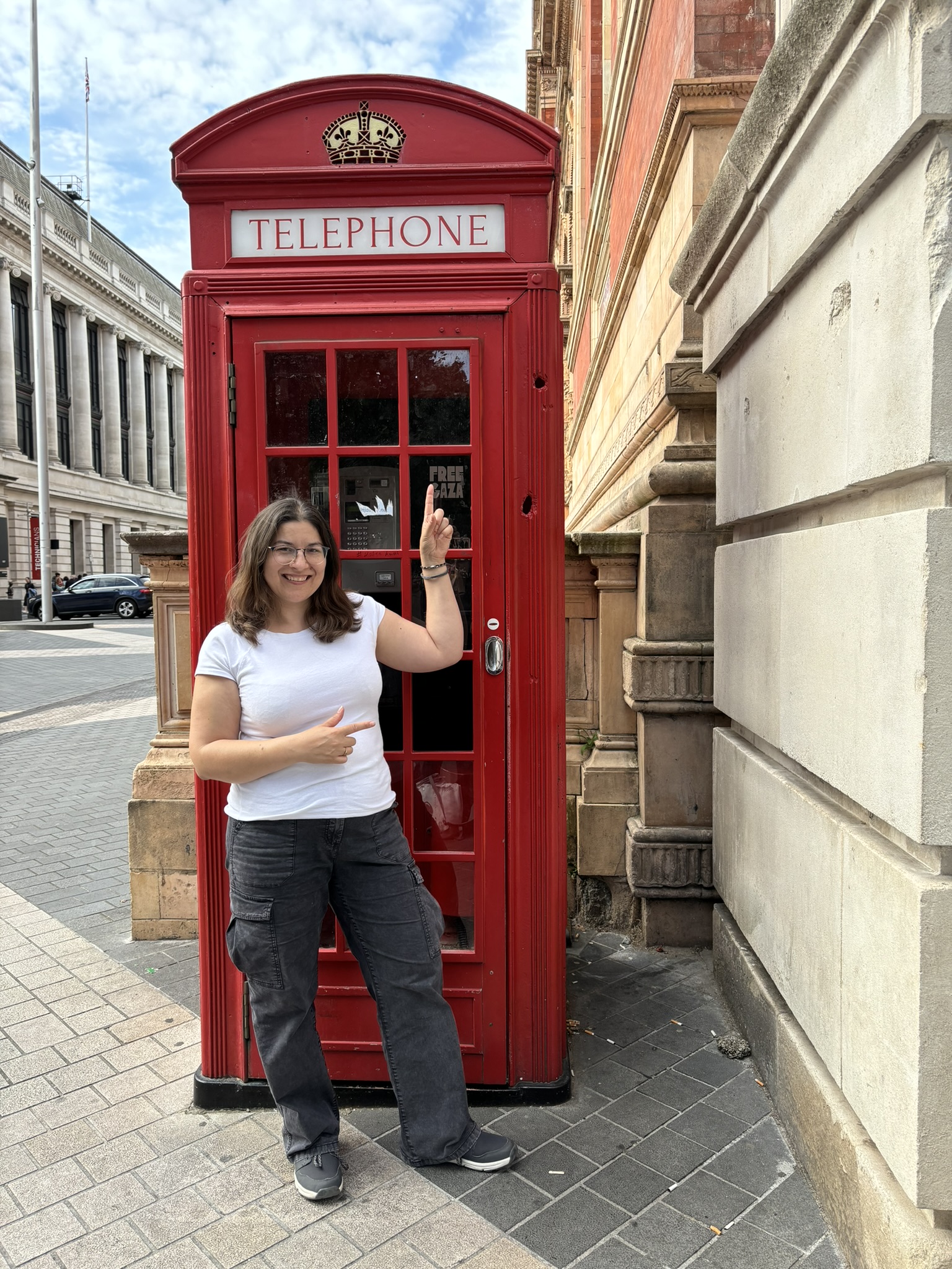 Sylwia przy czerwonej budce telefonicznej w Londynie